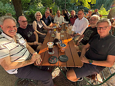 Gruppenbild am Tisch im Biergarten Gruppenbild am Tisch im Biergarten
